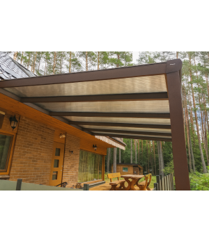 Kvalitatīva alumīnija nojume mājas terasei brūnā krāsā