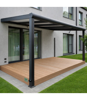 Pastiprinātas konstrukcijas alumīnija nojume pie mājas